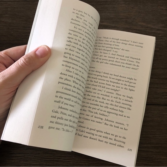 The Mockingjay by Suzanne Collins paperback book - Picture 3 of 4